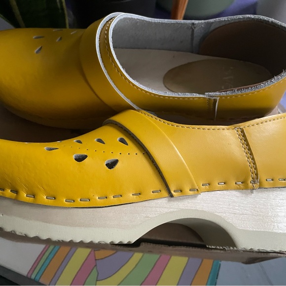 Sven Women's Yellow Clogs - Picture 5 of 7
